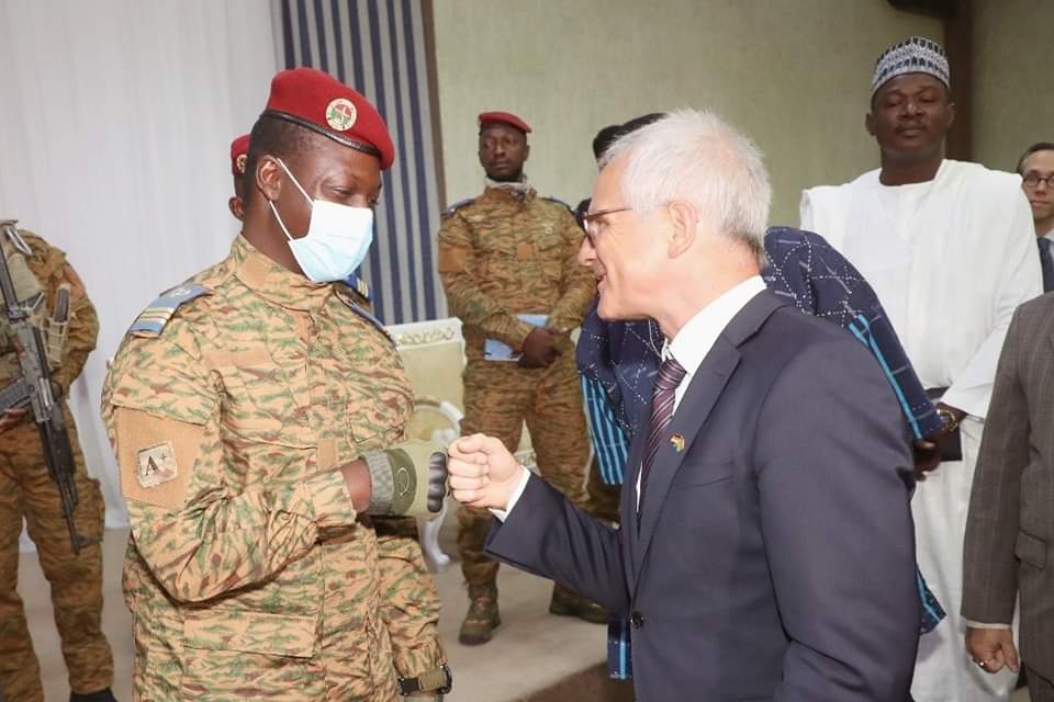 Burkina : Le président Traoré remet un important lot de matériel militaire  au ministère de la Défense